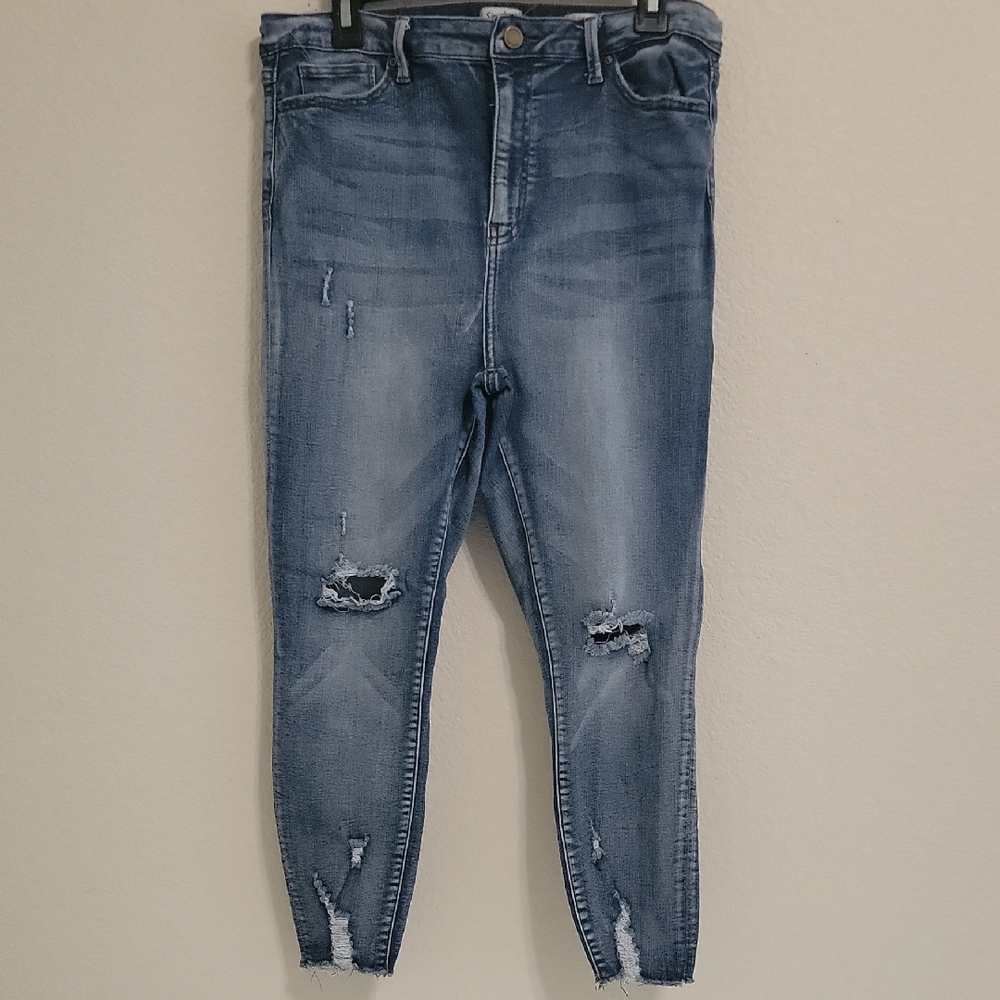 Trendy Distressed Ankle Jeans in Blue